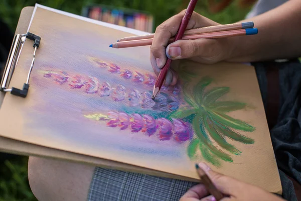 Flicka ritar blommor med pasteller — Stockfoto