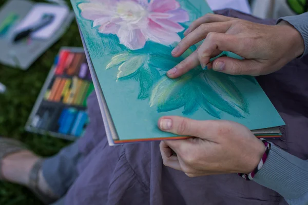 Pastel ile çiçekler kızın çizer — Stok fotoğraf