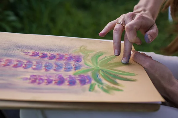 Ragazza disegna fiori con pastelli — Foto Stock