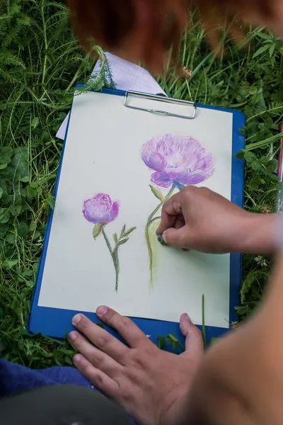 Girl draws flowers with pastels — Stock Photo, Image