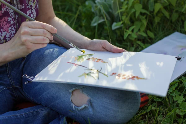 Girl paints watercolors — Stock Photo, Image