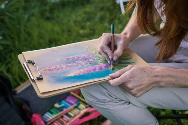 Girl draws flowers with pastels — Stock Photo, Image