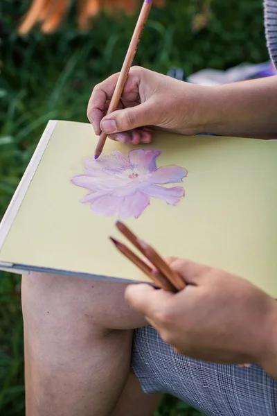 Menina desenho com lápis coloridos — Fotografia de Stock