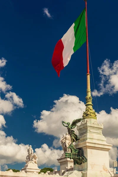 Flaggan för Italien blåser i vinden. — Stockfoto