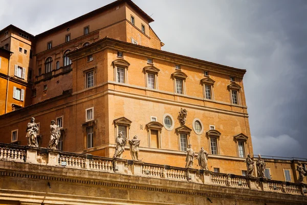 Prédio com estátuas. Roma, Itália — Fotografia de Stock