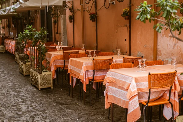 Vintage outdoor restaurant in Italy — Stock Photo, Image