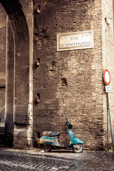Scooter sobre pared vieja. Italia Imágenes de stock libres de derechos