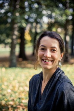 bir yaz parkta oturan genç kadın