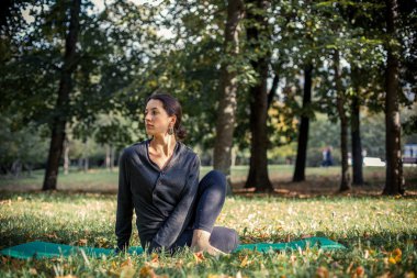 Park 'ta yoga yapan kadın.
