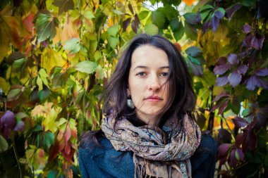 Kız sonbahar renkli yeşillik karşı ayakta