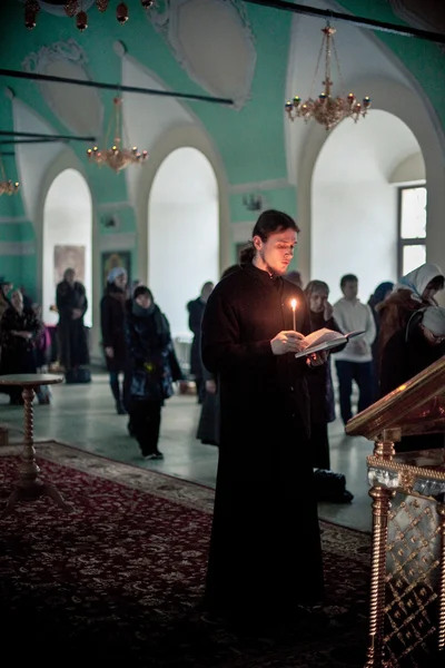 Liturgia ortodossa con il vescovo Mercurio nell'Alto Monastero di San Pietro — Foto Stock