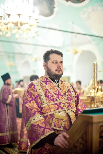 Orthodoxe liturgie met bisschop kwik in hoge klooster van saint peter — Stockfoto