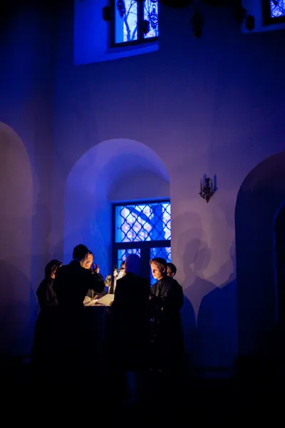 Православная литургия с епископом Меркурием в Высоком монастыре Святого Петра — стоковое фото