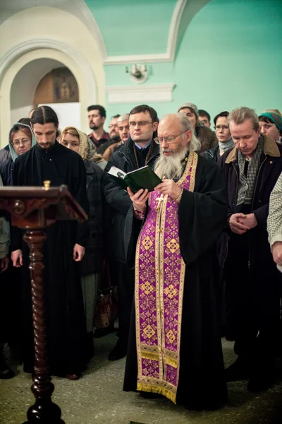 Liturgie orthodoxe avec l'évêque Mercure dans le haut monastère de Saint-Pierre — Photo