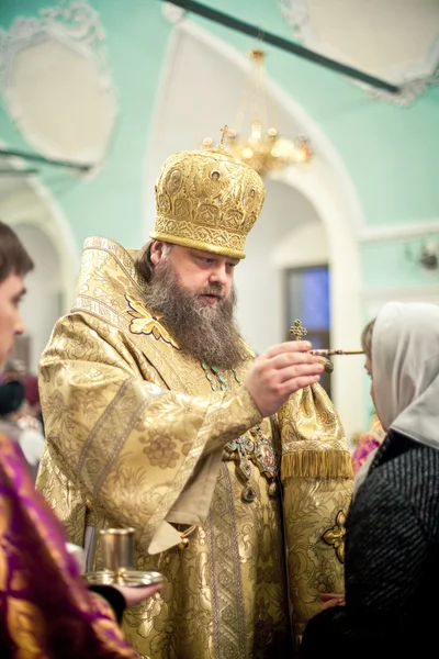 Liturgie orthodoxe avec l'évêque Mercure dans le haut monastère de Saint-Pierre — Photo