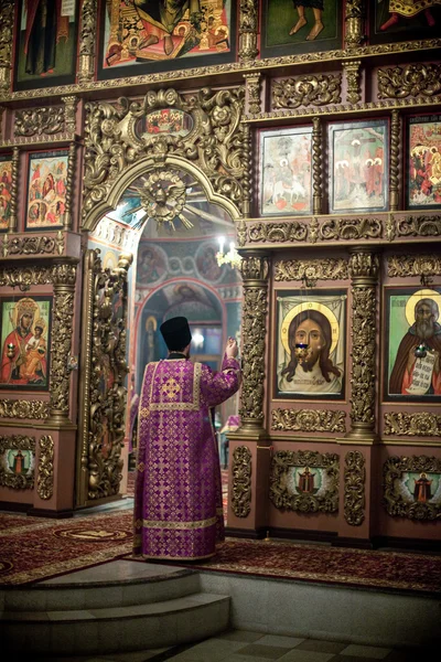Liturgia ortodoxa con el obispo Mercurio en el Alto Monasterio de San Pedro — Foto de Stock