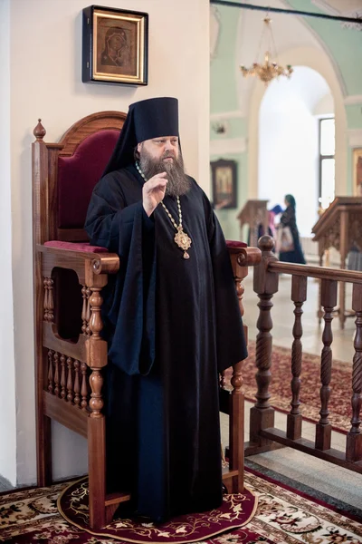 Liturgia ortodossa con il vescovo Mercurio nell'Alto Monastero di San Pietro — Foto Stock