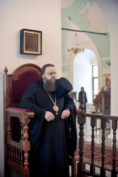 Liturgia ortodoxa con el obispo Mercurio en el Alto Monasterio de San Pedro — Foto de Stock