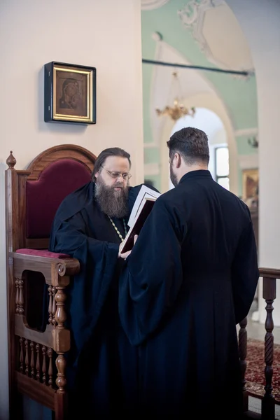 Liturgie orthodoxe avec l'évêque Mercure dans le haut monastère de Saint-Pierre — Photo