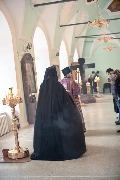 Liturgia ortodossa con il vescovo Mercurio nell'Alto Monastero di San Pietro — Foto Stock