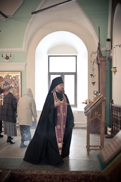 Liturgie orthodoxe avec l'évêque Mercure dans le haut monastère de Saint-Pierre — Photo