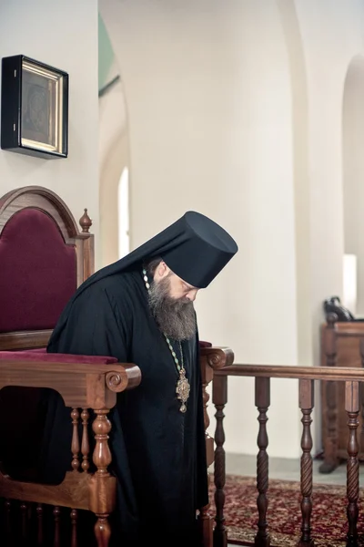 Liturgia ortodoxa con el obispo Mercurio en el Alto Monasterio de San Pedro — Foto de Stock