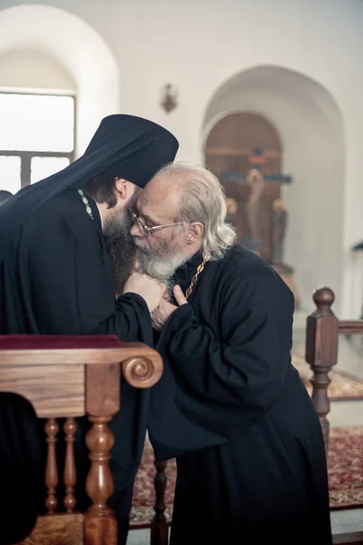 Ορθόδοξη Θεία με επίσκοπο τον υδράργυρο σε υψηλή μοναστήρι του Αγίου Πέτρου — Stockfoto