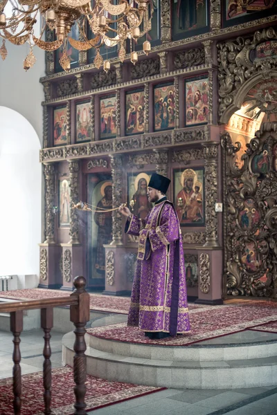 Liturgia ortodossa con il vescovo Mercurio nell'Alto Monastero di San Pietro — Foto Stock