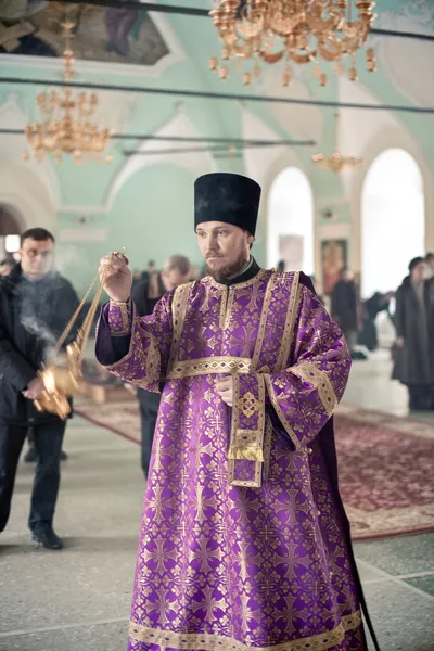 Orthodoxe Liturgie mit Bischof Quecksilber im Hochkloster des heiligen Petrus — Stockfoto