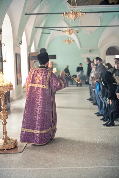 Ορθόδοξη Θεία με επίσκοπο τον υδράργυρο σε υψηλή μοναστήρι του Αγίου Πέτρου — Stockfoto