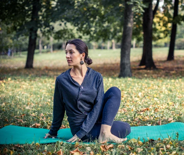 Mulher fazendo ioga no parque — Fotografia de Stock