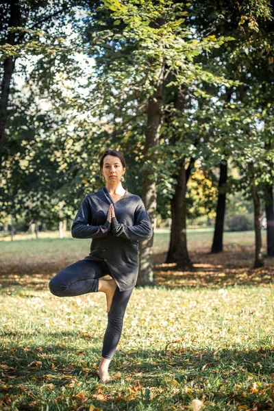 Mulher fazendo ioga no parque — Fotografia de Stock