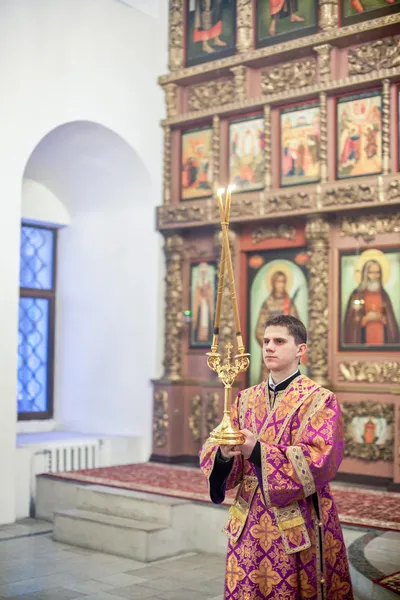 Liturgia ortodoxa con el obispo Mercurio en el Alto Monasterio de San Pedro Imagen de archivo