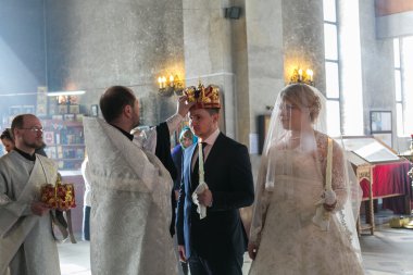 Gelin ve damat Ortodoks düğün töreni sırasında