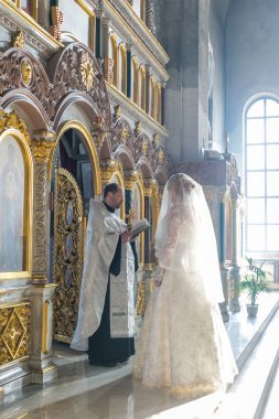 Ortodoks düğün töreni sırasında gelin