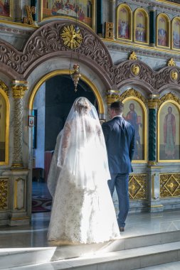 Gelin ve damat Ortodoks düğün töreni sırasında