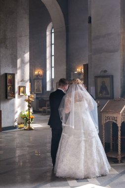 Gelin ve damat Ortodoks düğün töreni sırasında