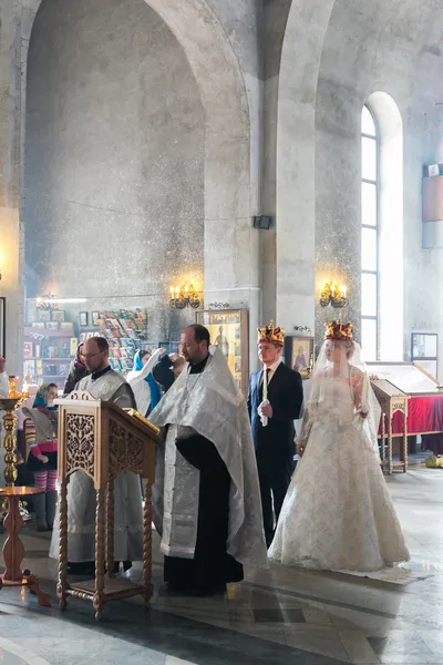 Bruid en bruidegom tijdens orthodoxe huwelijksceremonie — Stockfoto