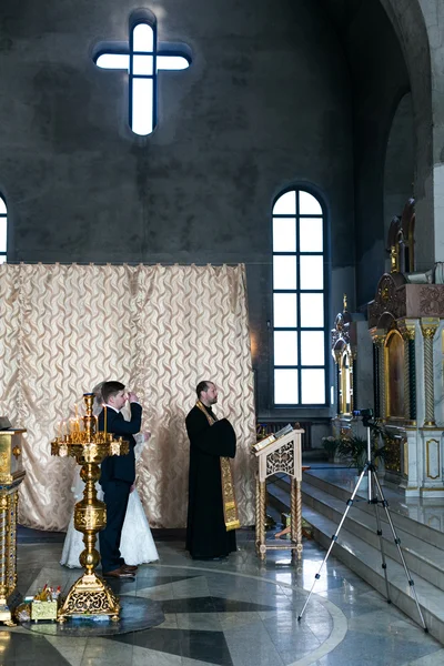 Bride and groom during orthodox wedding ceremony — Stock Photo, Image