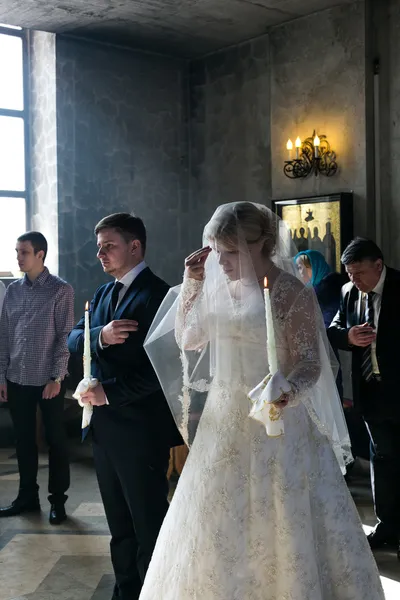 Mariée et marié lors de la cérémonie de mariage orthodoxe — Photo