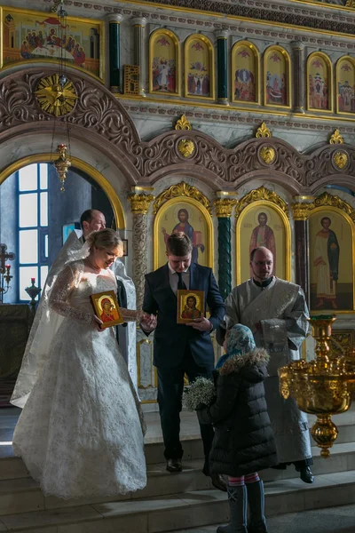 Menyasszony és a vőlegény során ortodox esküvő — Stock Fotó