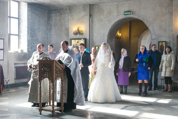 Наречений і наречений під час православної весільної церемонії — стокове фото