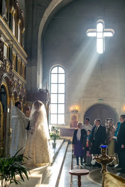 Novia durante la ceremonia de boda ortodoxa — Foto de Stock