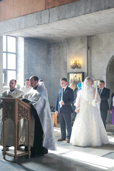Наречений і наречений під час православної весільної церемонії — стокове фото