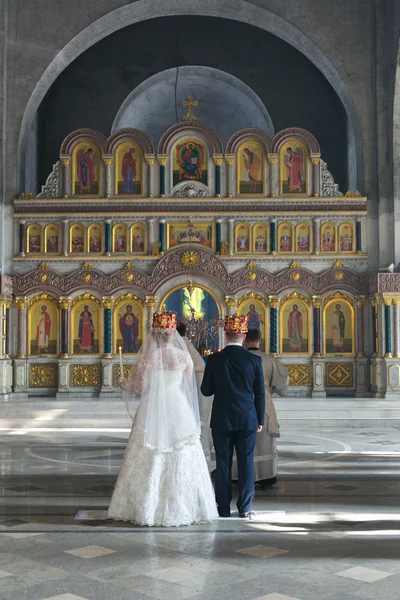 Bride and groom during orthodox wedding ceremony — Stock Photo, Image