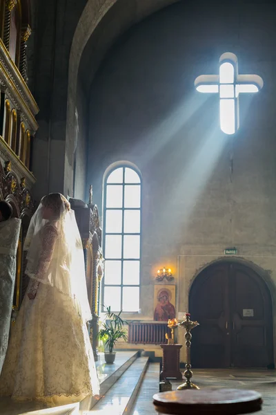 Sposa durante cerimonia nuziale ortodossa — Foto Stock