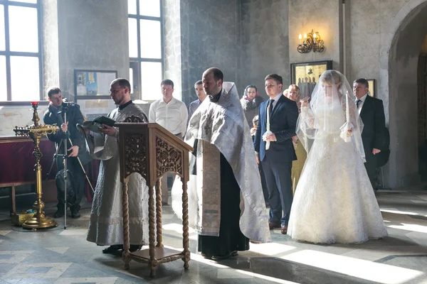 Mariée et marié lors de la cérémonie de mariage orthodoxe — Photo