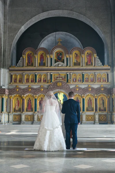 Narzeczeni podczas ceremonii ślubnej prawosławny — Zdjęcie stockowe