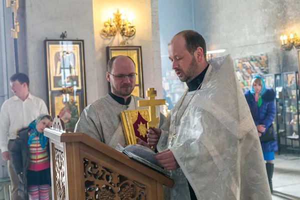 Prêtre pendant la cérémonie de mariage orthodoxe — Photo