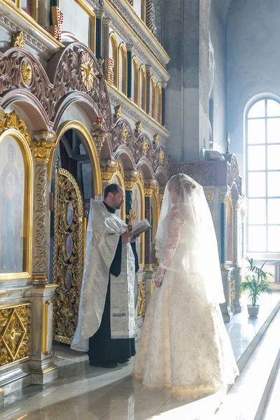 Panna młoda podczas ceremonii ślubnej prawosławny — Zdjęcie stockowe